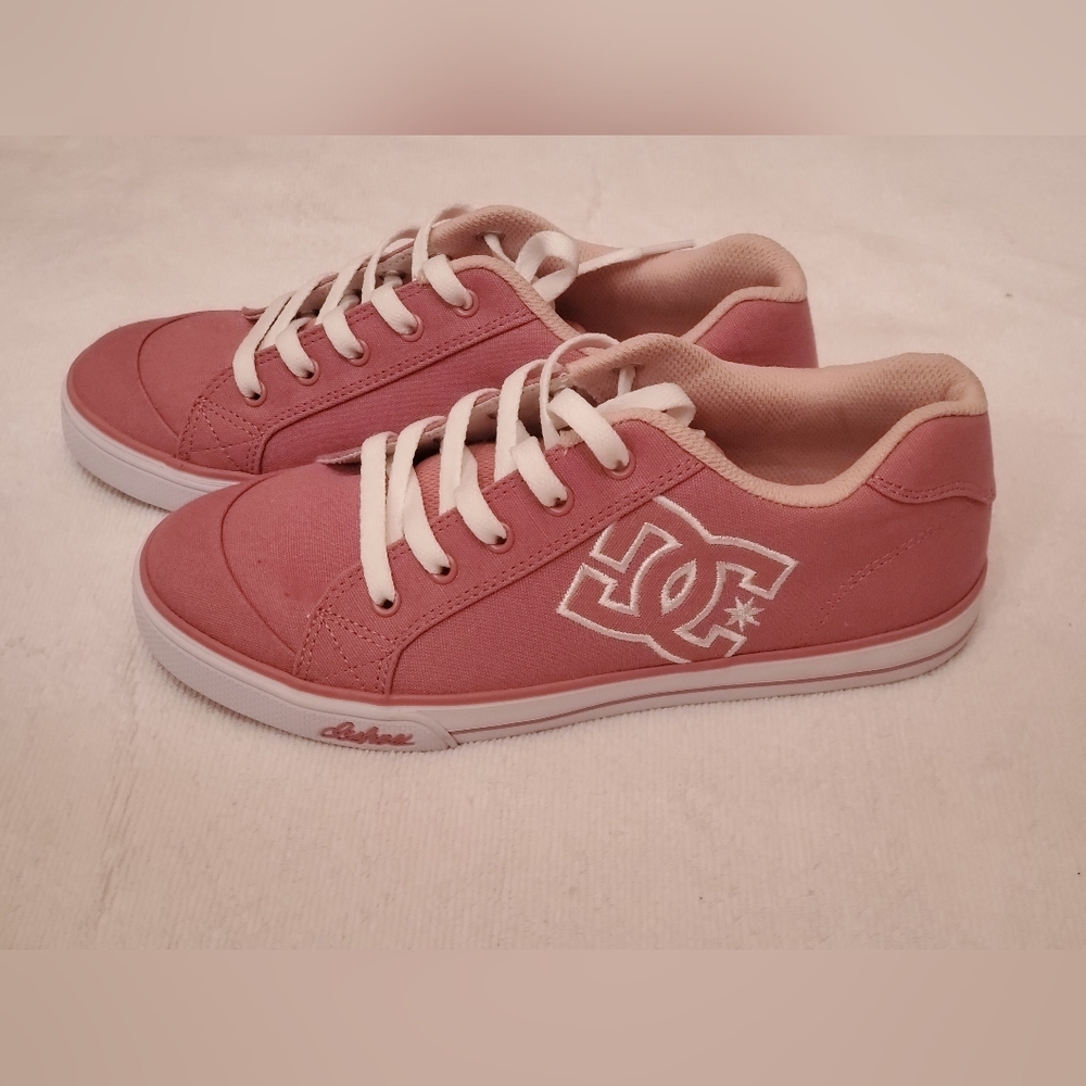 DC Chelsea Youth Size 6 Sneakers